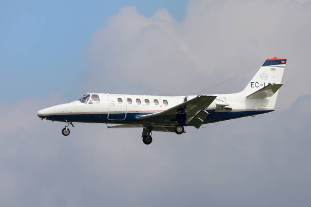 tondeuse jet cessna citation ii - small airport cessna airplane photos et images de collection