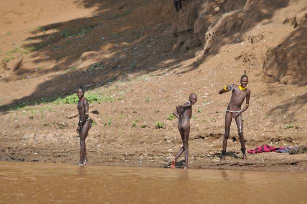 жизнь вдоль реки омо - karo tribe стоковые фото и изображения