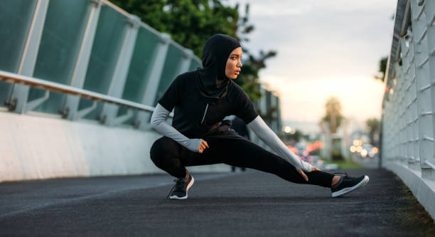 hijab fille exerçant à l’extérieur en début de matinée - quête de beauté photos et images de collection