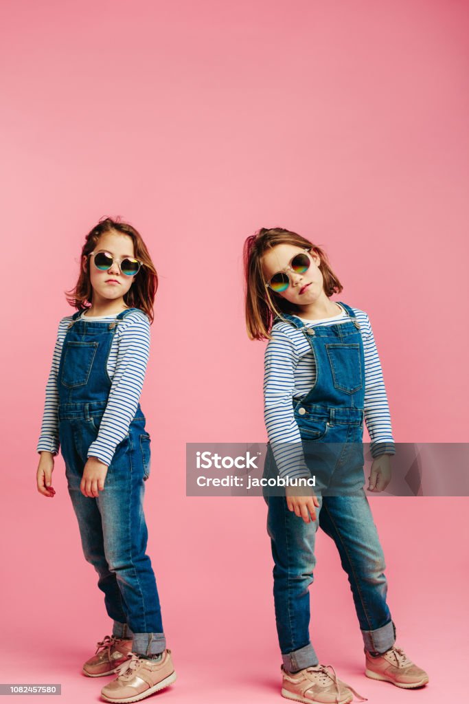 Stijlvolle Meisjes In Denim Tuinbroek Stockfoto beelden van Kind - Studiofoto, Zonnebril iStock