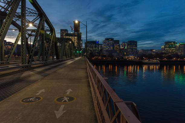 portland downtown waterfront - portland oregon oregon waterfront city imagens e fotografias de stock