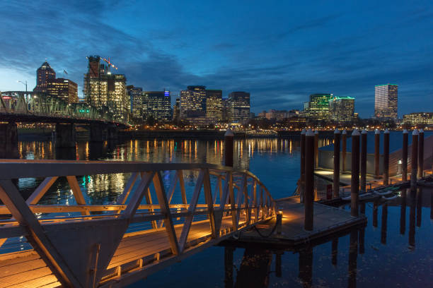 portland downtown waterfront - portland oregon oregon waterfront city imagens e fotografias de stock