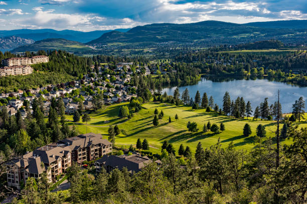 golf course and residential subdivision at shannon lake in the okanagan valley west kelowna british columbia canada - okanagan valley imagens e fotografias de stock