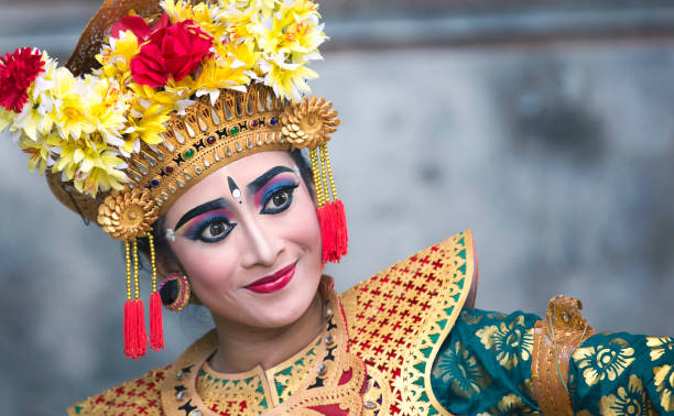 balinese legong ballerino in abito tradizionale - danza del legong immagine foto e immagini stock