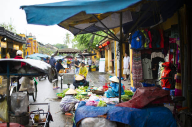 immagine sfocata di un mercato colorato per le strade di hanoi in vietnam. - isole wallis e futuna foto e immagini stock