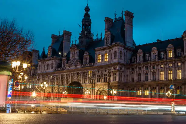 Photo of view of an old building in paris in the morning amid cars