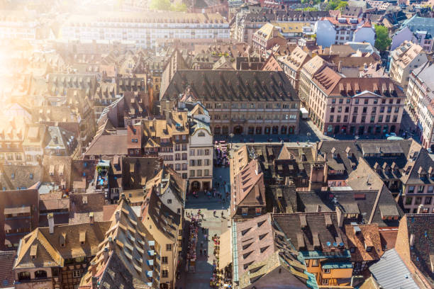 vieille ville de strasbourg - strasbourg france cathedrale notre dame cathedral europe photos et images de collection