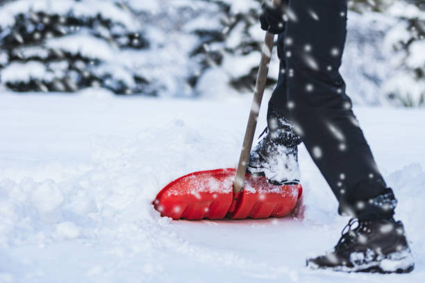 mann, schneeschaufeln - graben körperliche aktivität stock-fotos und bilder