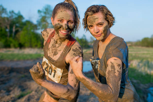 course de boue - mud run photos et images de collection