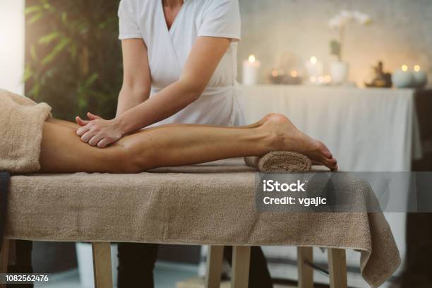 Wellness Massage Stockfoto en meer beelden van Masseren - Masseren, Spa, Massagetherapeut