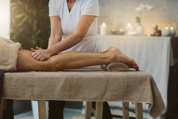 спа-массаж - spa treatment health spa massage therapist women стоковые фото и изображения