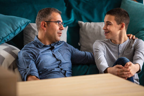 adolescent et son père parler - parent teenager caucasian teenage boys photos et images de collection