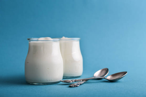 pots d’yaourt grec dans un verre - yogurt jar cream milk photos et images de collection