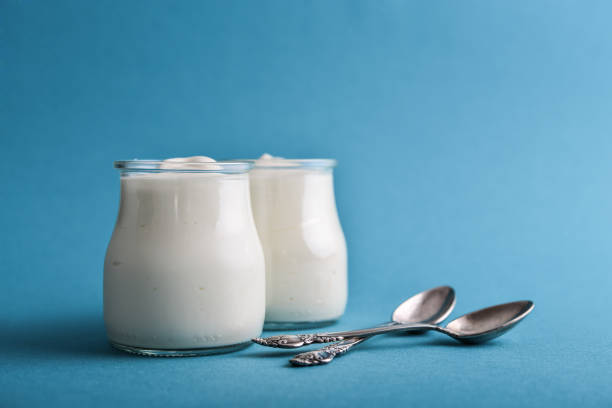 ガラスのギリシャ ヨーグルトを瓶します。 - yogurt greek culture milk healthy eating ストックフォトと画像