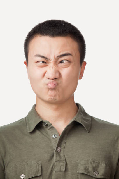중국 남자는 얼굴을 만들기 - making a face humor puckering cross eyed 뉴스 사진 이미지