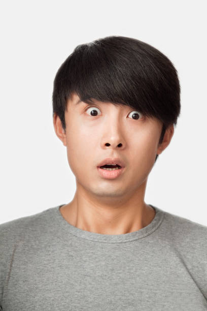 studioportrait überrascht chinesischer mann - asian ethnicity surprise men shock stock-fotos und bilder