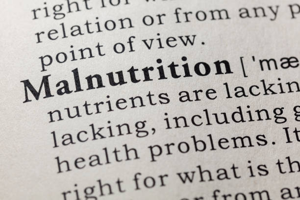 definición de desnutrición - malnourished fotografías e imágenes de stock