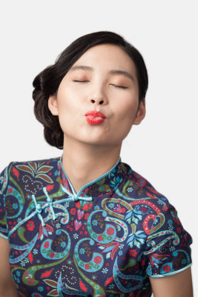 китайская женщина в традиционной одежде делает поцелуи жест - puckering facial expression anticipation confidence стоковые фото и изображения
