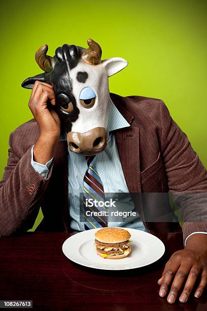 Kuh Die Leider Auf Einen Hamburgerschnellgericht Stockfoto und mehr Bilder von Anthropomorph - Anthropomorph, Burger, Rindfleisch