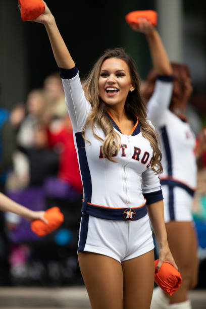 H-E-B Thanksgiving Day Parade Houston, Texas, USA - November 22, 2018 The H-E-B Thanksgiving Day Parade, Cheerleaders from the Astros Baseball team giving spectators free shirts houston astros stock pictures, royalty-free photos & images