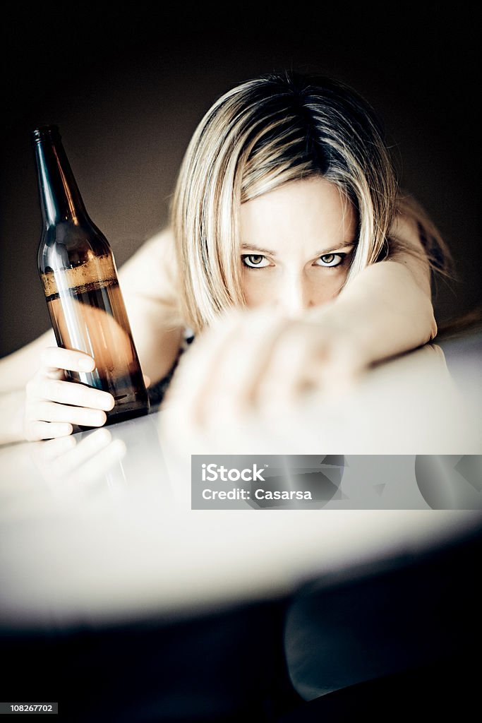 飲むの問題 - 女性一人のロイヤリティフリーストックフォト