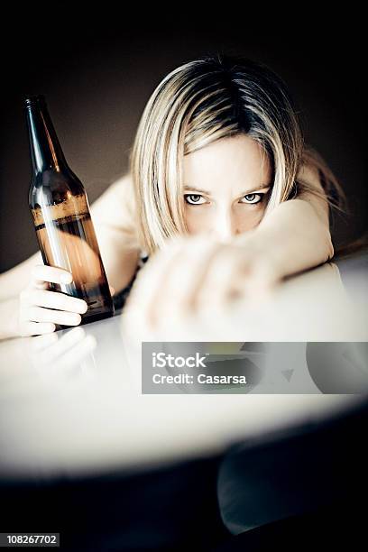 飲むの問題 - 女性一人のストックフォトや画像を多数ご用意 - 女性一人, 未成年の飲酒, 絶望感