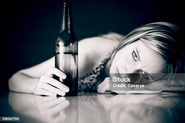 Picie Problemów - zdjęcia stockowe i więcej obrazów Tylko jedna kobieta - Tylko jedna kobieta, Alkohol - napój, Blond włosy