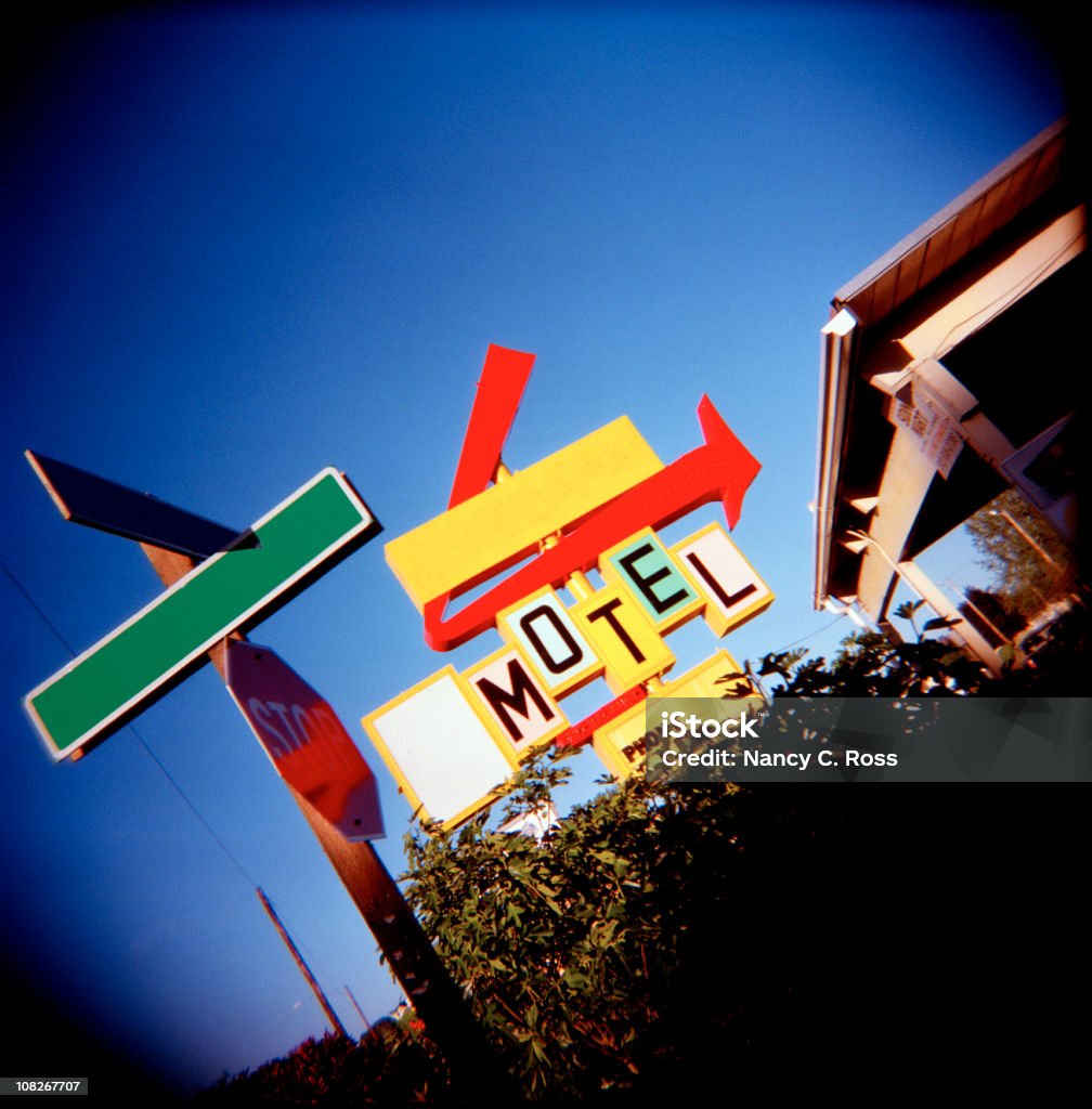Motelschild, Retro, Außenansicht, schräges, Toy - Lizenzfrei Motelschild Stock-Foto