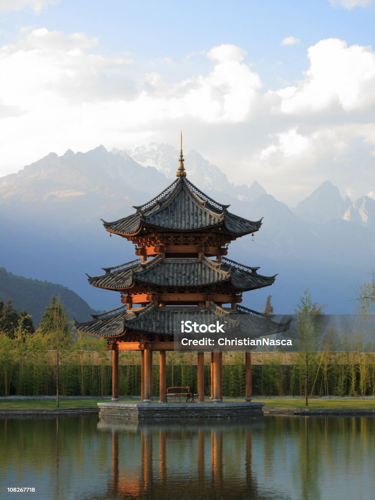 Pagode chinoise Pavilion avec les montagnes en toile de fond - Photo de Pagode libre de droits