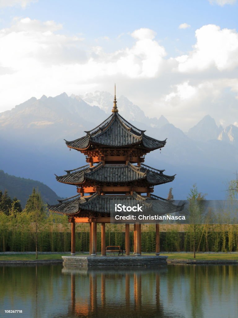 Pagode pavilhão chinês com montanhas ao fundo - Foto de stock de Pagode royalty-free
