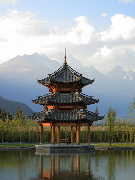ศาลาเจดีย์จีนพร้อมภูเขาในพื้นหลัง - pagoda ภาพสต็อก ภาพถ่ายและรูปภาพปลอดค่าลิขสิทธิ์