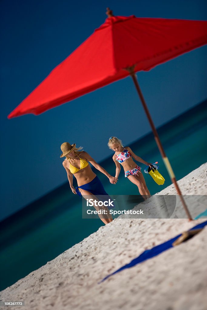 Madre e figlia a piedi alla spiaggia - Foto stock royalty-free di Abbigliamento casual