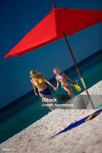 Madre E Figlia A Piedi Alla Spiaggia - Fotografie stock e altre immagini di Abbigliamento casual - Abbigliamento casual, Adulto, Ambientazione esterna