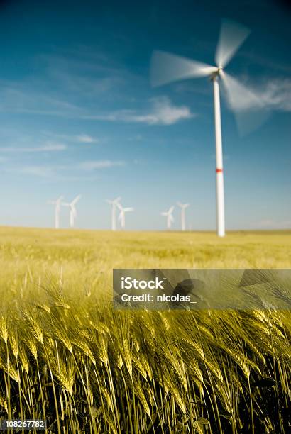 Foto de Turbina Eólica Em Campo e mais fotos de stock de Agricultura - Agricultura, Cena Rural, Colheita