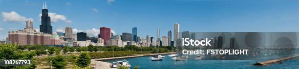 Photo libre de droit de La Ville De Chicago Et Le Lac Michigan banque d'images et plus d'images libres de droit de Chicago - Illinois - Chicago - Illinois, Panoramique, Horizon urbain