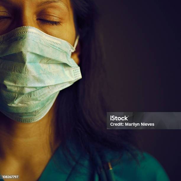 Wyczerpany Lekarka - zdjęcia stockowe i więcej obrazów Zawód pielęgniarski - Zawód pielęgniarski, Stres emocjonalny, Zmęczony