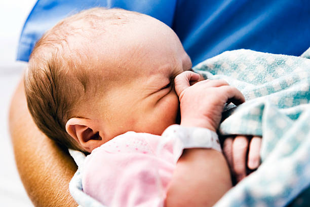 новорожденный ребенок - finger in mouth стоковые фото и изображения