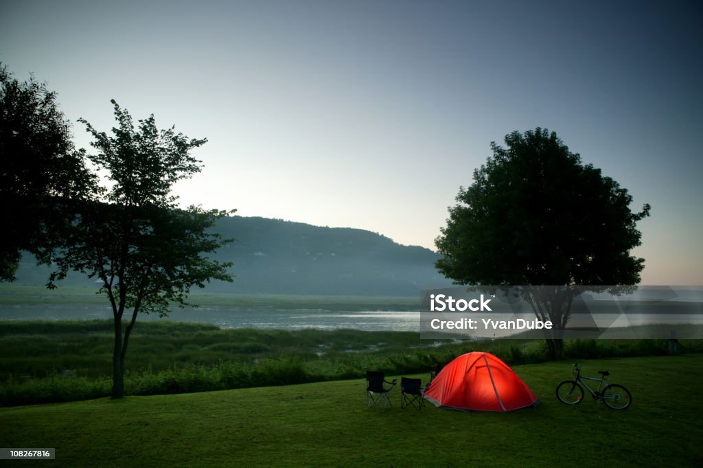 Campamento tent cercano al río y a la montaña de la noche - Foto de stock de Camping libre de derechos