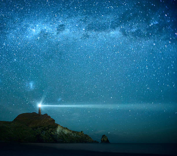 farol com estrelas da via láctea - farol estrutura construída imagens e fotografias de stock