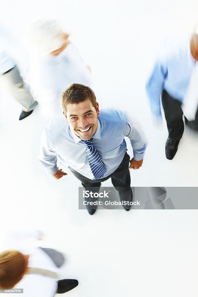 Geschäftsmann schaut nach oben und mit Menschen gehen durch - Lizenzfrei Bewegungsunschärfe Stock-Foto