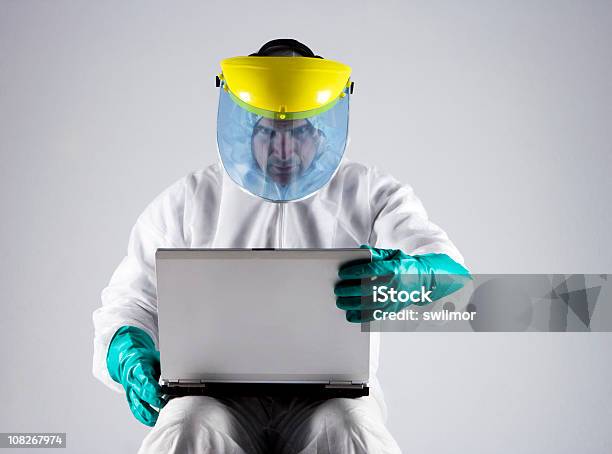 Laptop Ochrona Przed Wirusami - zdjęcia stockowe i więcej obrazów Kobinezon ochronny przeciw skażeniu radioaktywnemu - Kobinezon ochronny przeciw skażeniu radioaktywnemu, Komputer, Białe tło