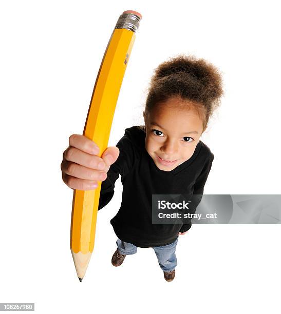 Pequena Menina Com Lápis De Gigante - Fotografias de stock e mais imagens de Raparigas - Raparigas, Criança, Origem Africana