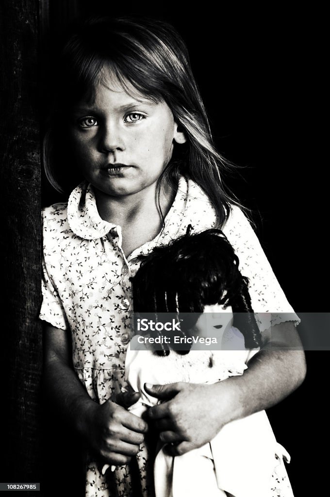 Retrato de menina segurando boneca, preto e branco - Foto de stock de Preto e branco royalty-free