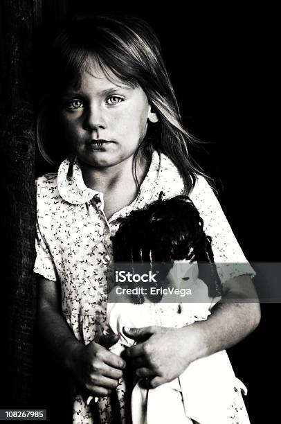 Foto de Retrato De Menina Segurando Boneca Preto E Branco e mais fotos de stock de Preto e branco - Preto e branco, Fora De Moda - Estilo, Pobreza - Questão social