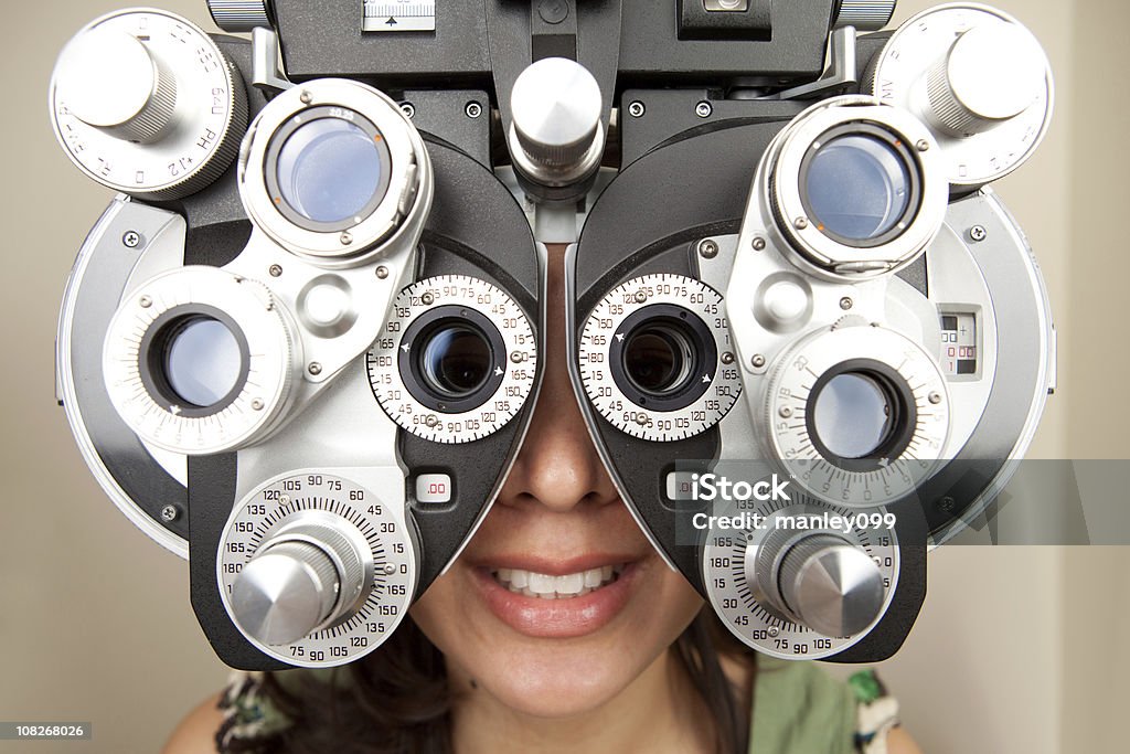 Optometrista diopter com mulher a sorrir e lente de olho-de-peixeName - Royalty-free Dioptria Foto de stock