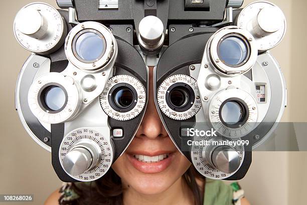Optometrista Diopter Com Mulher A Sorrir E Lente De Olhodepeixename - Fotografias de stock e mais imagens de Dioptria