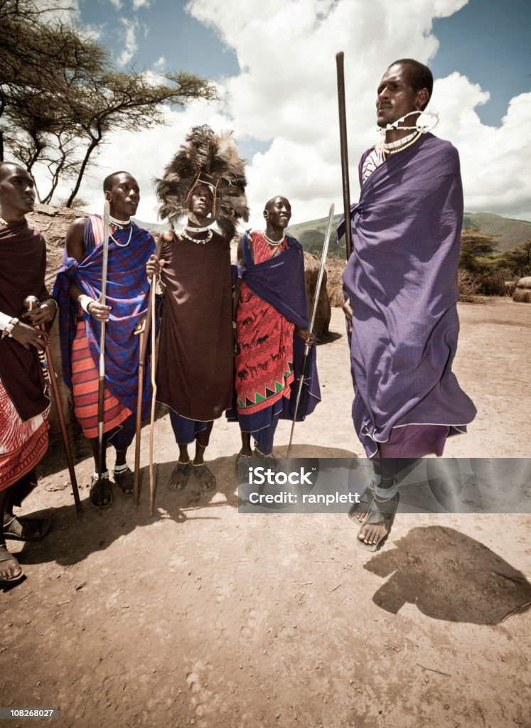 Dança da tribo guerreiro Masai - Foto de stock de Cultura Indígena royalty-free