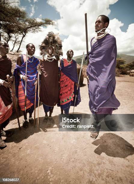 Foto de Dança Da Tribo Guerreiro Masai e mais fotos de stock de Cultura Indígena - Cultura Indígena, Cantar, Cultura Africana