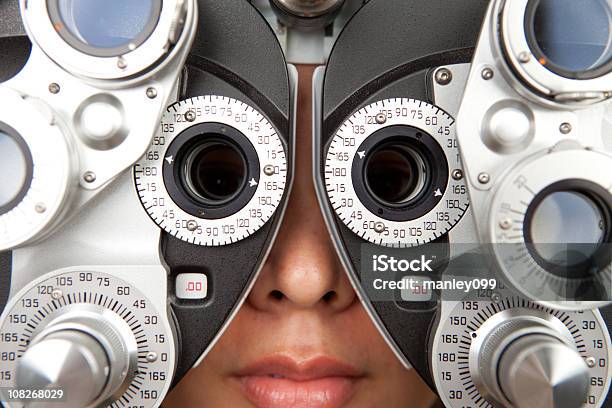 Optometrista De Dioptría Con Hembra Primer Plano Foto de stock y más banco de imágenes de Instrumento de medida - Instrumento de medida, Optometrista, Adulto