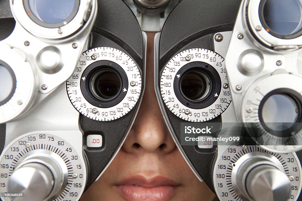 Optometrista com mulheres de dioptria (close-up - Foto de stock de Instrumento de medição royalty-free